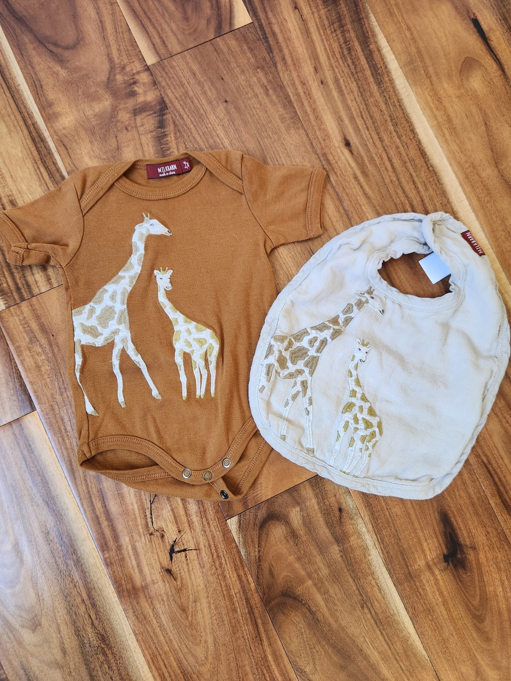 Milkbarn Giraffe Bodysuit & Bib Set - Brown & Cream. EUC 3-6m Unisex
